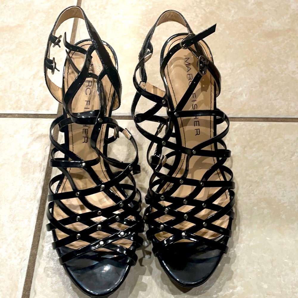 There’s a beautiful pair of black shiny 5 inch heels that are very comfortable